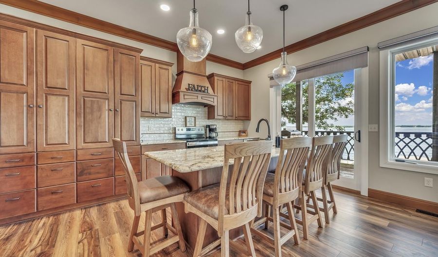 325 Lakeshore Dr, Arnolds Park, IA 51331 - 4 Beds, 4 Bath