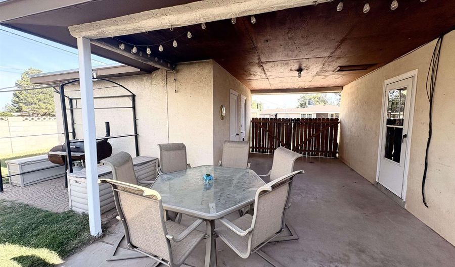 916 Valverde St, Carlsbad, NM 88220 - 3 Beds, 2 Bath