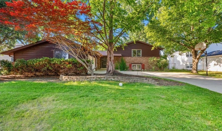 602 E Hackberry Dr, Arlington Heights, IL 60004 - 3 Beds, 3 Bath