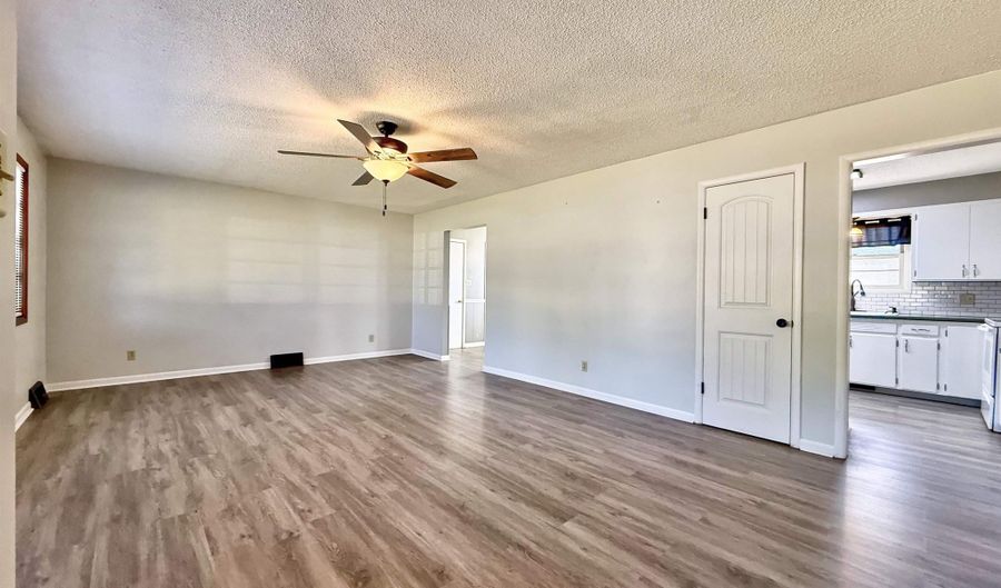 2202 Edgemont Dr, Arkansas City, KS 67005 - 3 Beds, 2 Bath