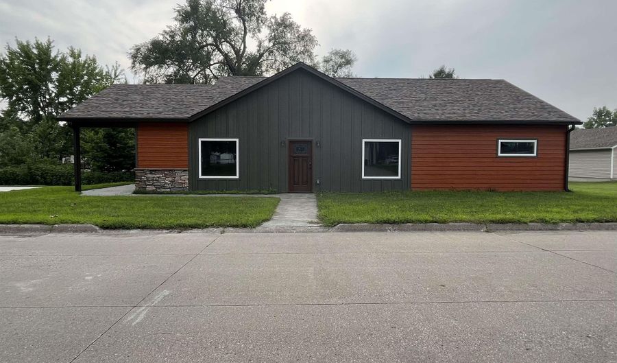 121 N 9th St, Albia, IA 52531 - 3 Beds, 2 Bath