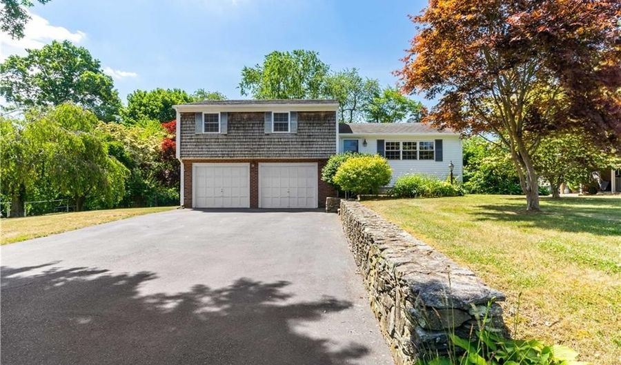 36 Roosevelt Dr, Bristol, RI 02809 - 3 Beds, 2 Bath