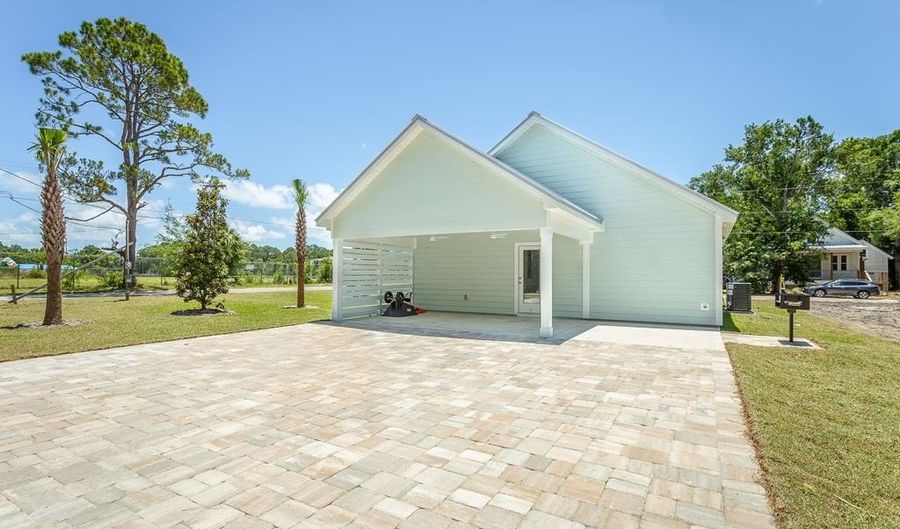 215 15th St, Apalachicola, FL 32320 - 3 Beds, 2 Bath