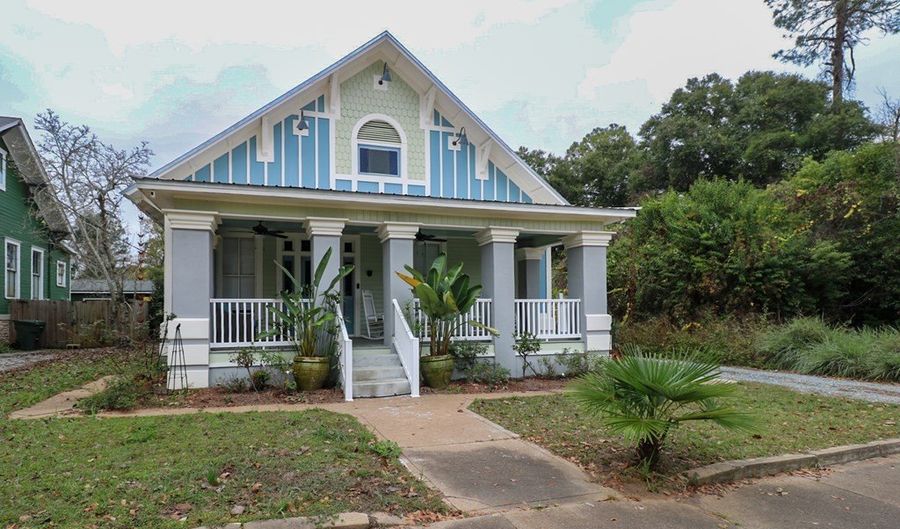 526 Academy St, Bainbridge, GA 39819 - 3 Beds, 2 Bath