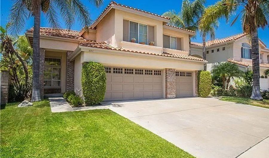 823 S Parkglen Pl, Anaheim, CA 92808 - 4 Beds, 4 Bath