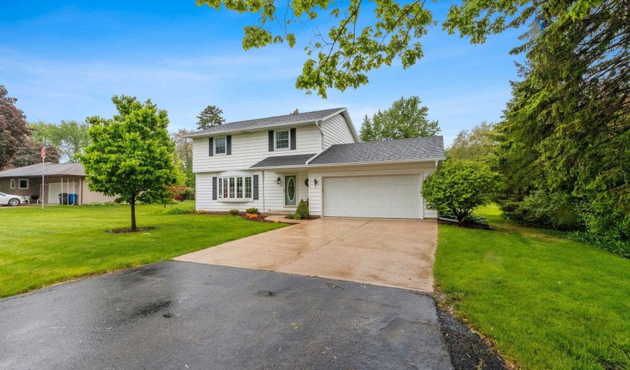 2433 CARLETON Ave, Appleton, WI 54915 - 3 Beds, 2 Bath