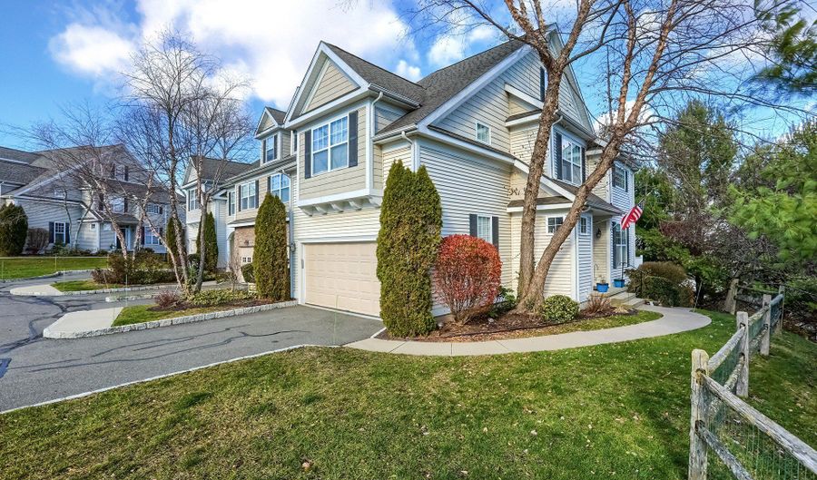 28 Crestview Ln 28, Danbury, CT 06810 - 3 Beds, 4 Bath