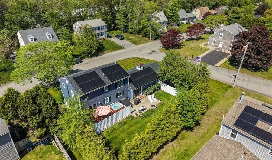 34 Brooks Farm Dr, Bristol, RI 02809 - 3 Beds, 2 Bath