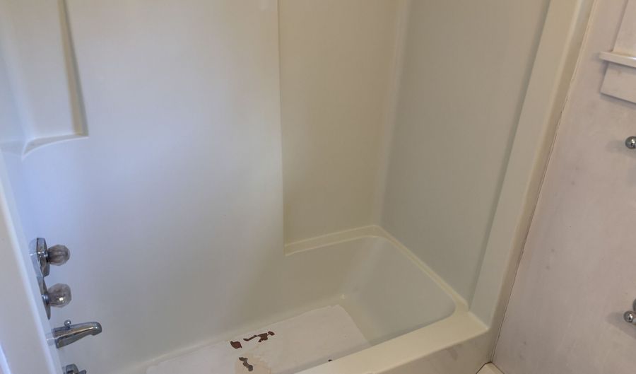 37 Liberty St, Clinton, CT 06413 - 2 Beds, 1 Bath