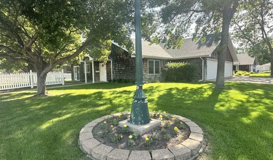 1307 N Dakota St, Aberdeen, SD 57401 - 2 Beds, 2 Bath