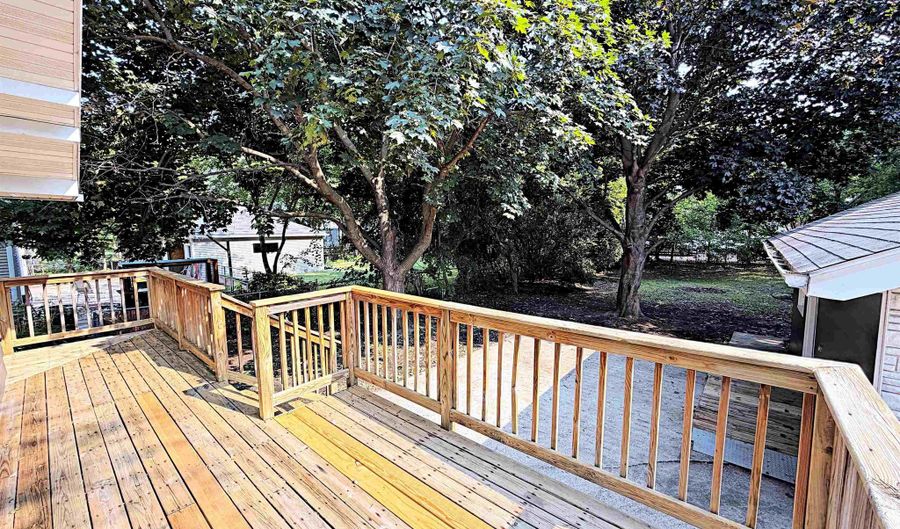 1415 W WASHINGTON St, Appleton, WI 54914 - 2 Beds, 2 Bath