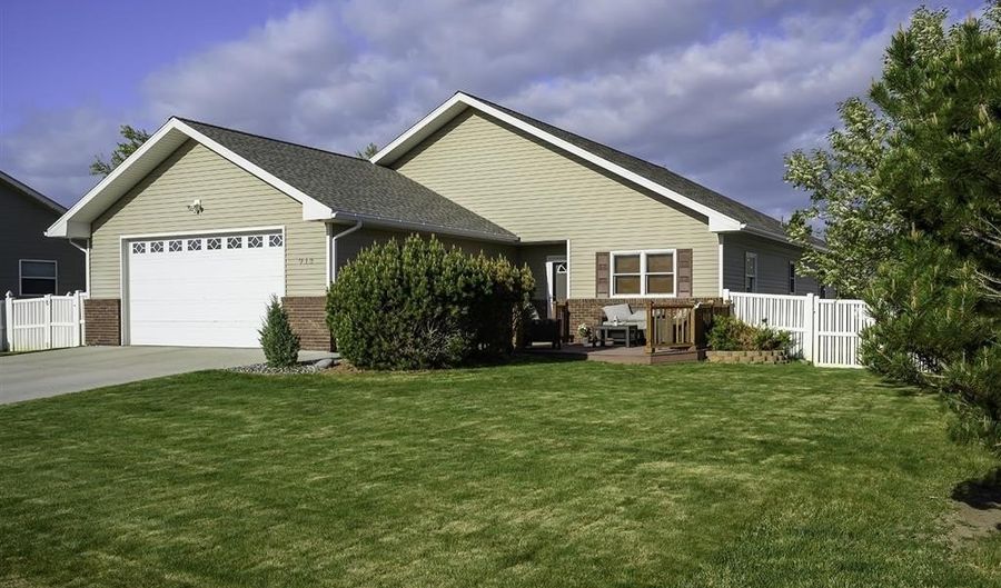 913 34th St, Cody, WY 82414 - 5 Beds, 2 Bath