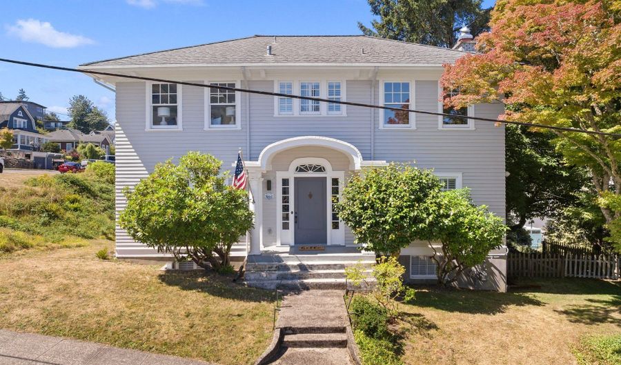 677 17TH St, Astoria, OR 97103 - 4 Beds, 2 Bath