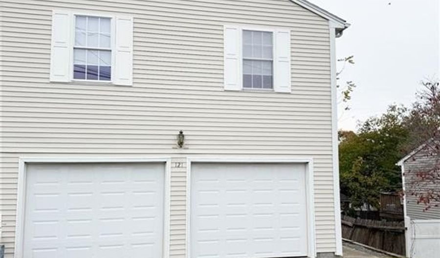 121 Hillwood St, Cranston, RI 02920 - 3 Beds, 2 Bath