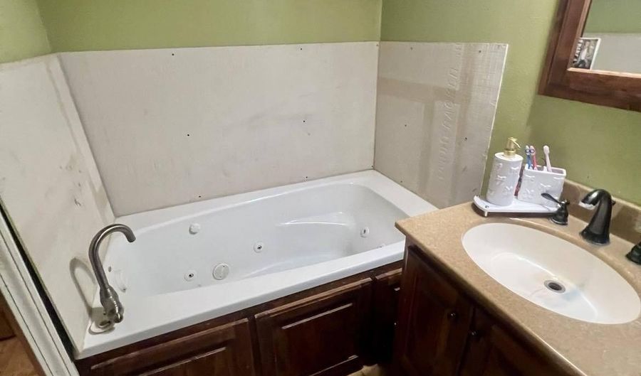 8536 SE 72nd St, Baxter Springs, KS 66713 - 2 Beds, 1 Bath