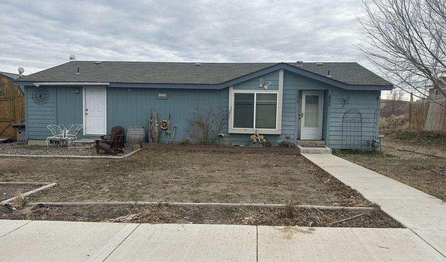 521 ELM St, Carlin, NV 89822 - 3 Beds, 2 Bath