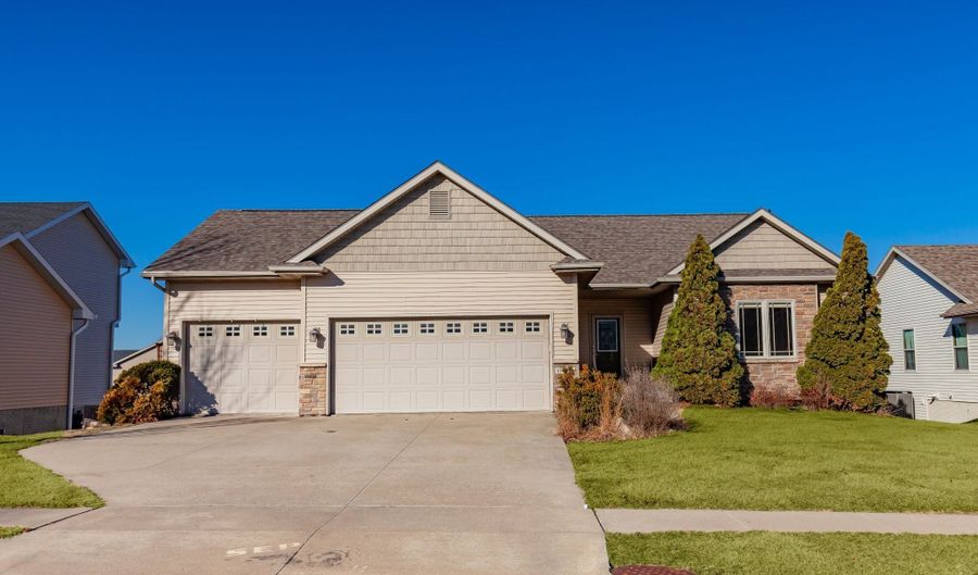1716 2nd Ave SW, Altoona, IA 50009 - 4 Beds, 3 Bath