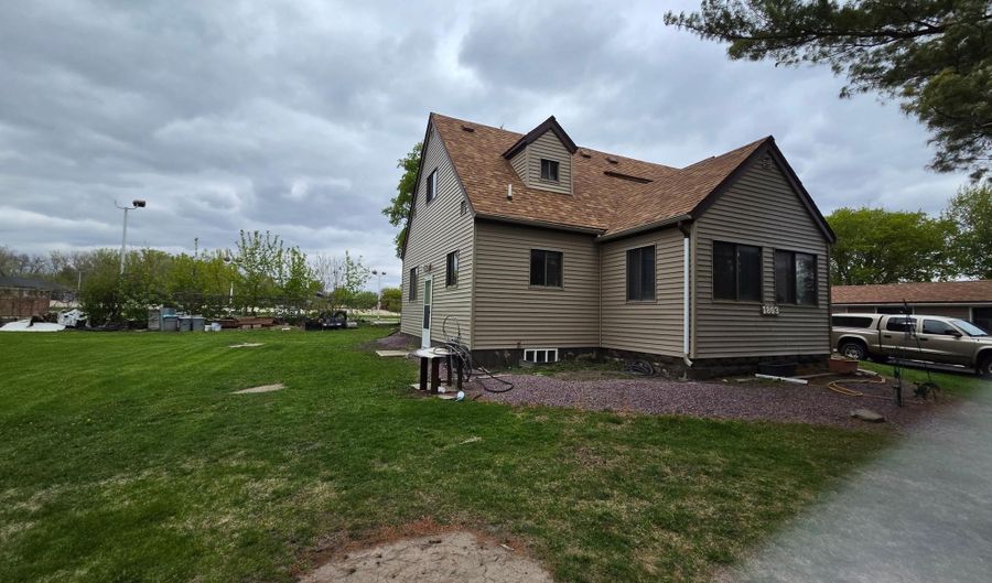 1803 SE Marshall St, Albert Lea, MN 56007 - 3 Beds, 2 Bath