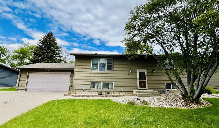 2207 SE 13th Ave, Aberdeen, SD 57401 - 4 Beds, 2 Bath