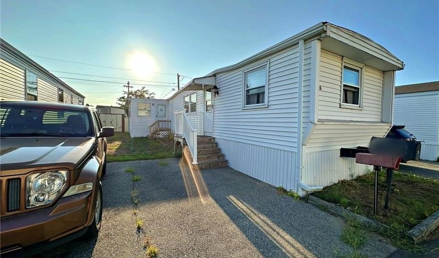 25 East Dr, East Providence, RI 02916 - 3 Beds, 1 Bath