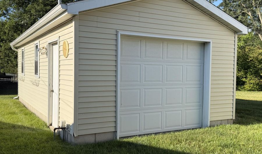 450 College Park Dr, Adrian, MI 49221 - 3 Beds, 2 Bath