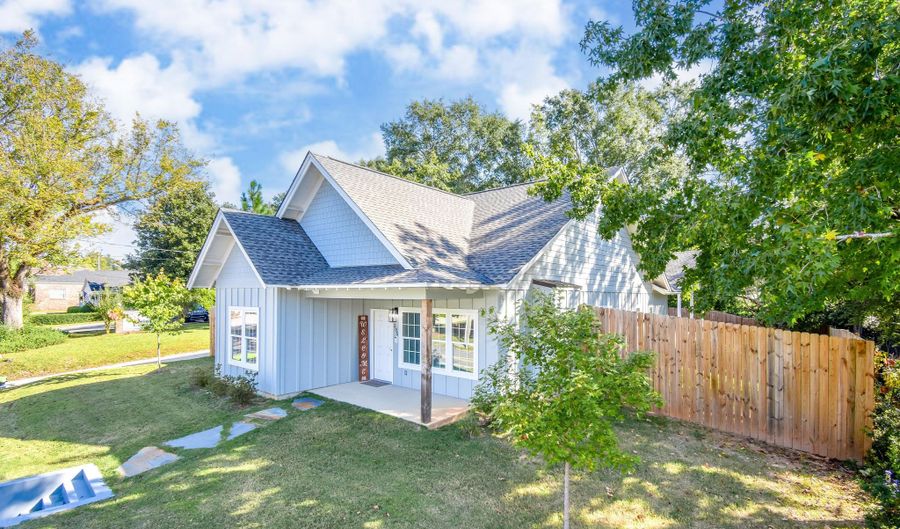 305 Church St, Alexander City, AL 35010 - 3 Beds, 2 Bath