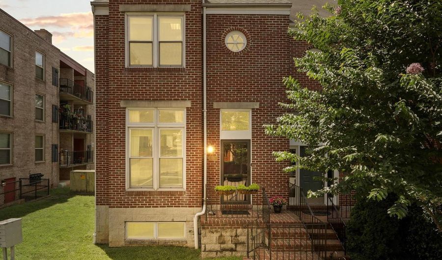 626 N PAYNE St, Alexandria, VA 22314 - 3 Beds, 4 Bath