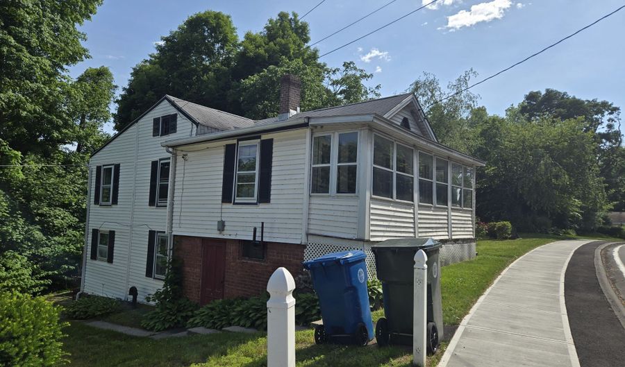 160 Main St, Berlin, CT 06037 - 3 Beds, 2 Bath