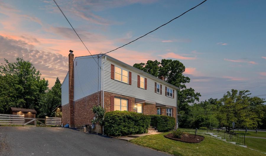 1040 VALLEY Rd, Hockessin, DE 19707 - 3 Beds, 2 Bath