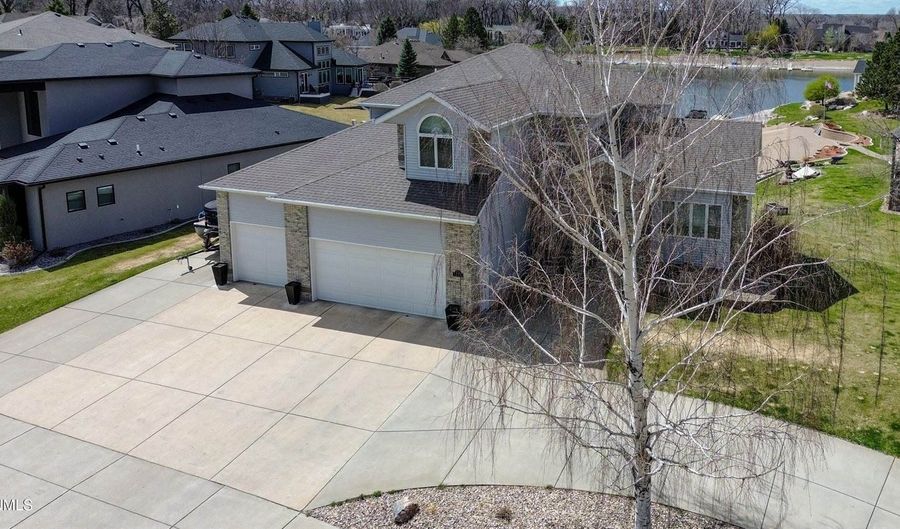 1700 Riverwood Dr, Bismarck, ND 58504 - 5 Beds, 4 Bath