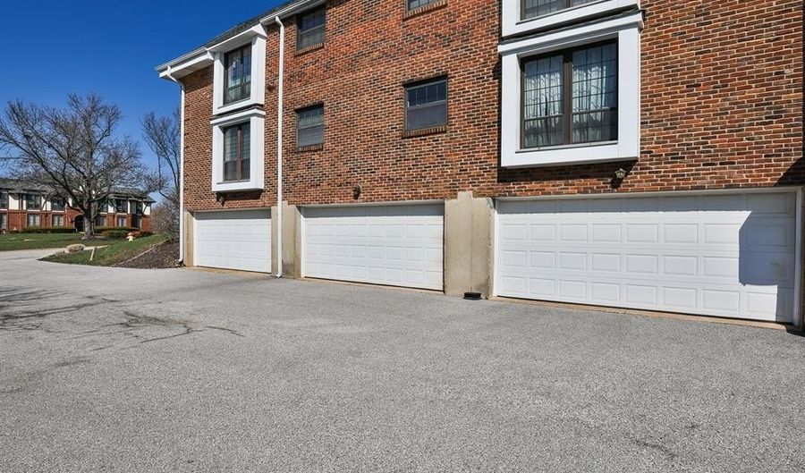 922 N Claytonbrook Dr 1, Ballwin, MO 63011 - 2 Beds, 2 Bath