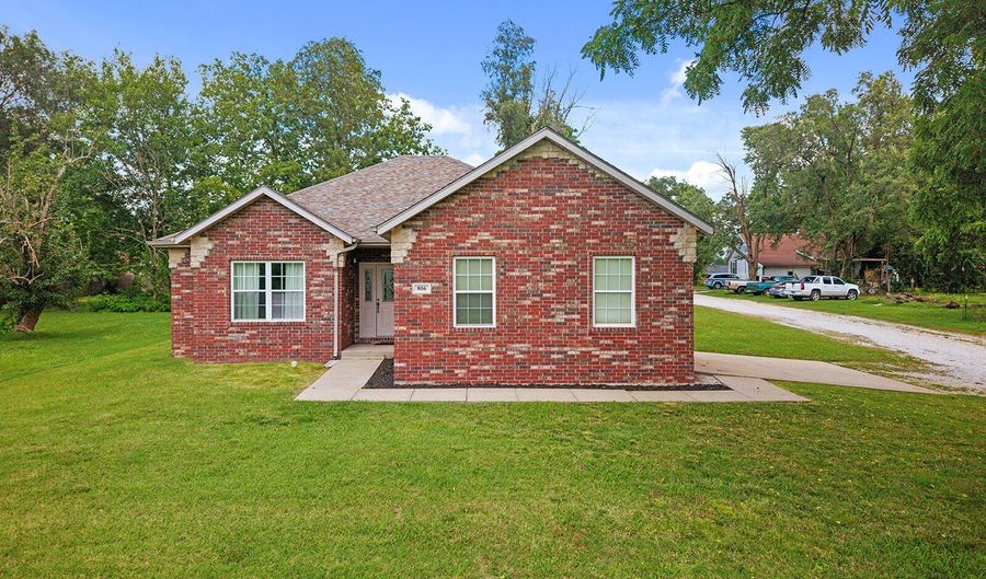 806 E Grant St, Ash Grove, MO 65604 - 3 Beds, 2 Bath