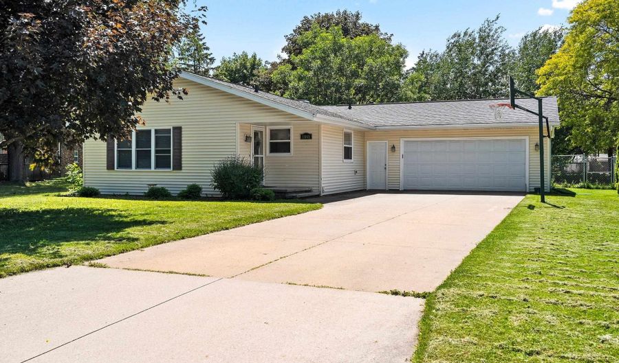 1545 N BLOSSOM Dr, Appleton, WI 54914 - 3 Beds, 1 Bath