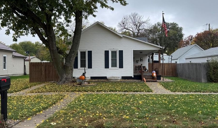 807 6th St, Aurora, NE 68818 - 4 Beds, 1 Bath