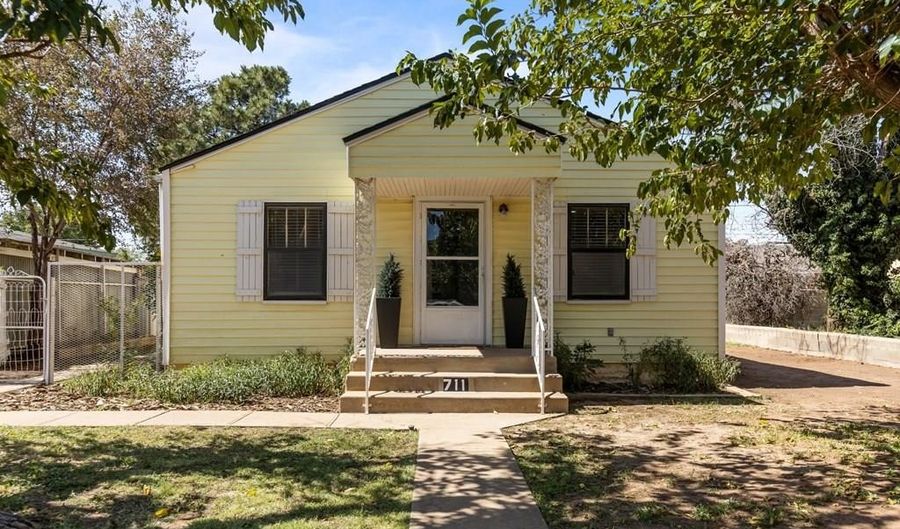 711 NW 7th St, Andrews, TX 79714 - 3 Beds, 2 Bath