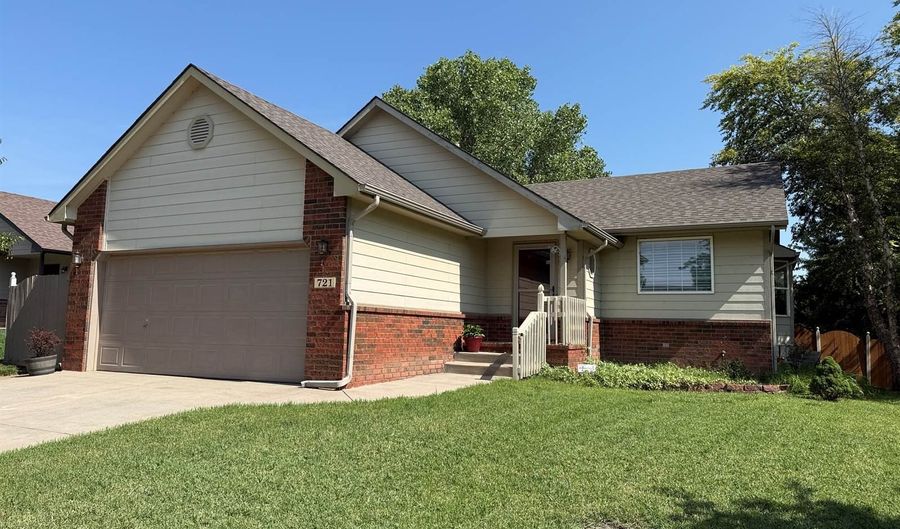 721 S Westview Cir, Andover, KS 67002 - 4 Beds, 3 Bath