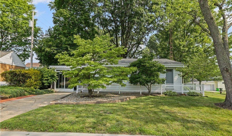 983 Roseland Rd, Alliance, OH 44601 - 3 Beds, 2 Bath