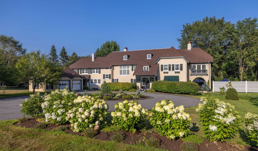 18 Bayside Dr, Belfast, ME 04915 - 6 Beds, 5 Bath
