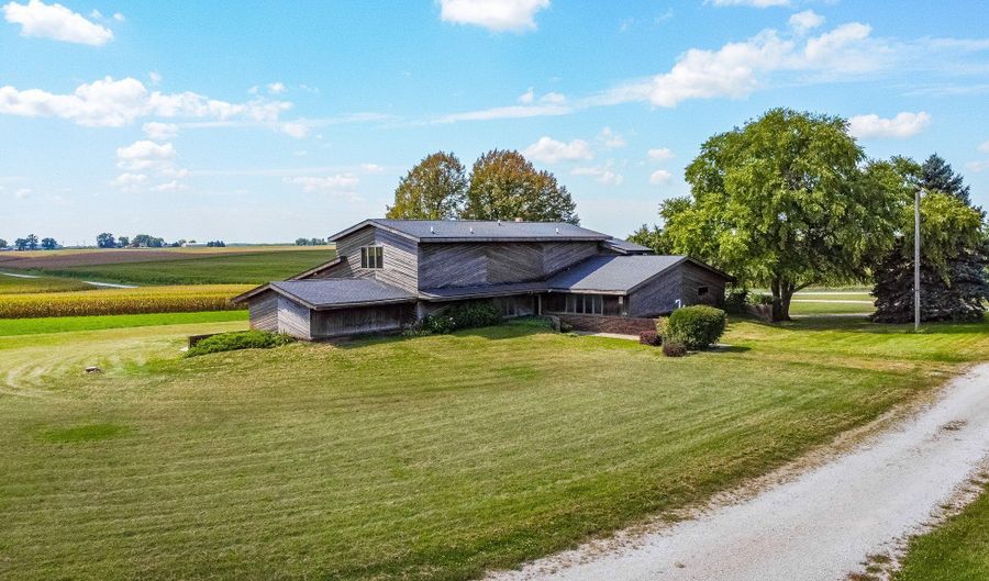 29296 L Ave, Adel, IA 50003 - 2 Beds, 4 Bath