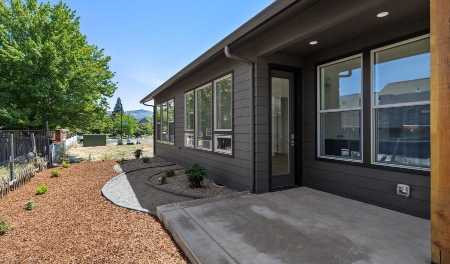 933 Bellview Ave 2, Ashland, OR 97520 - 2 Beds, 2 Bath