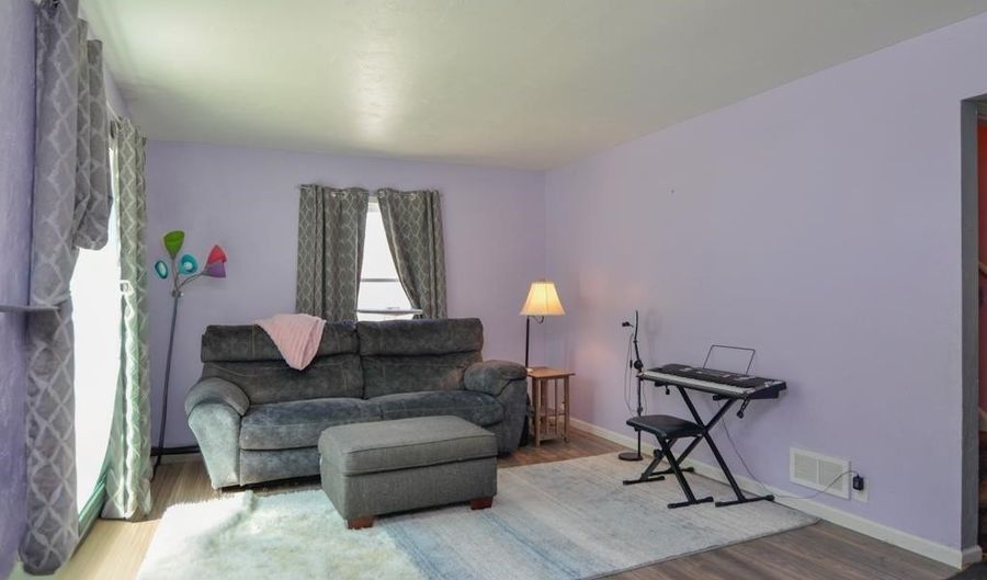 816 E HARRISON St, Appleton, WI 54915 - 3 Beds, 2 Bath