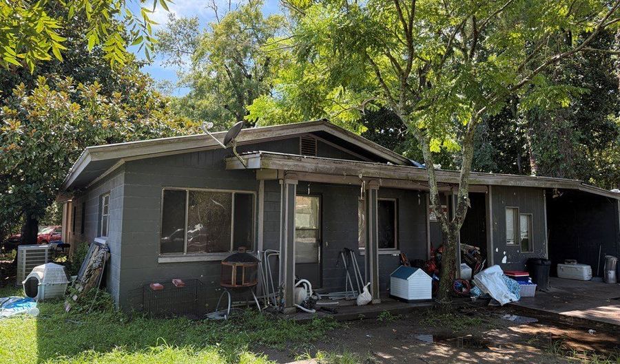 172 11th St, Apalachicola, FL 32320 - 3 Beds, 2 Bath