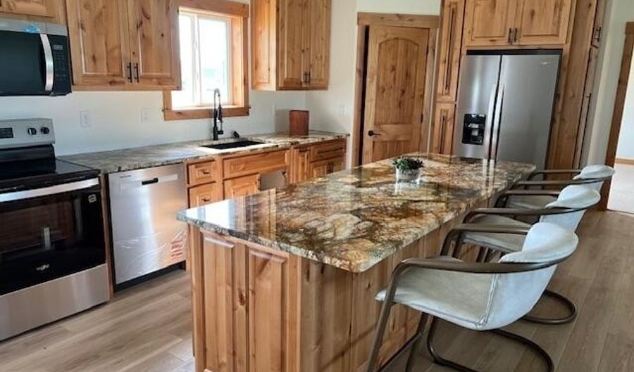 909 S Willet St, Aberdeen, SD 57401 - 3 Beds, 2 Bath