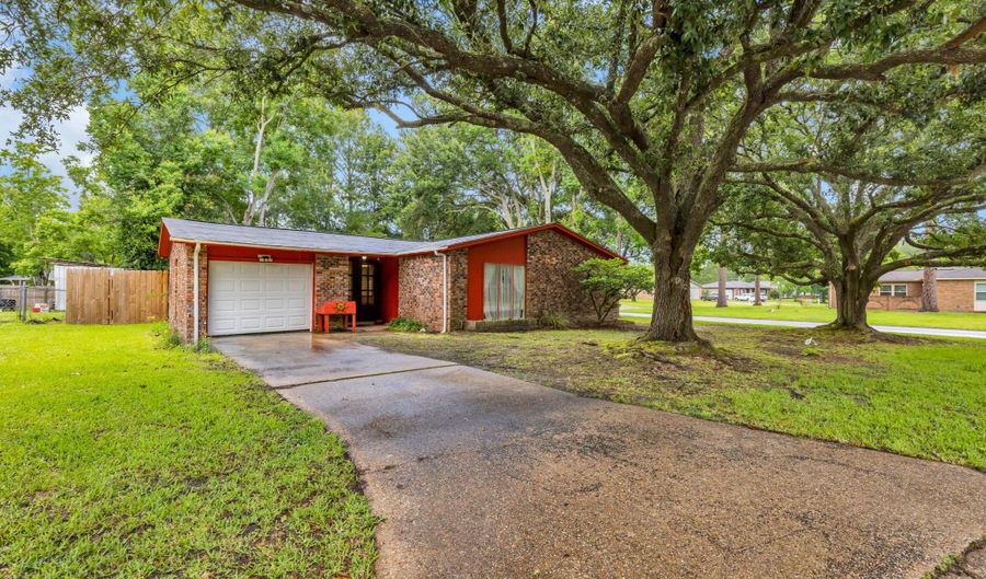 15300 Lansing Dr, Biloxi, MS 39532 - 3 Beds, 2 Bath