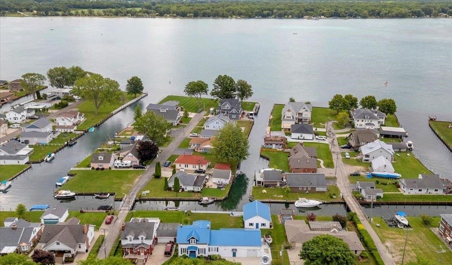 1748 Saint Clair River Dr, Algonac, MI 48001 - 4 Beds, 3 Bath