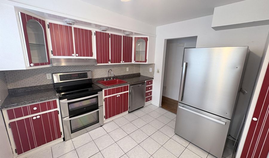 24 COLONIAL Dr 2, Bayonne, NJ 07002 - 3 Beds, 1 Bath