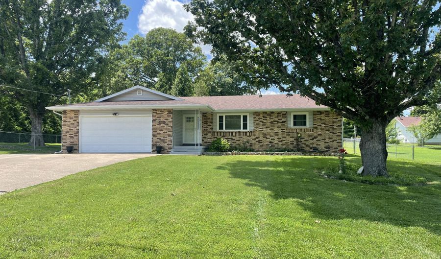 2105 Oakridge Dr, Ava, MO 65608 - 4 Beds, 3 Bath