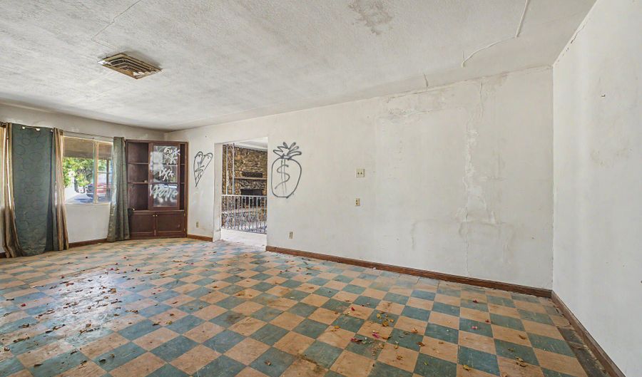 328 N DELAWARE St, Chandler, AZ 85225 - 3 Beds, 2 Bath