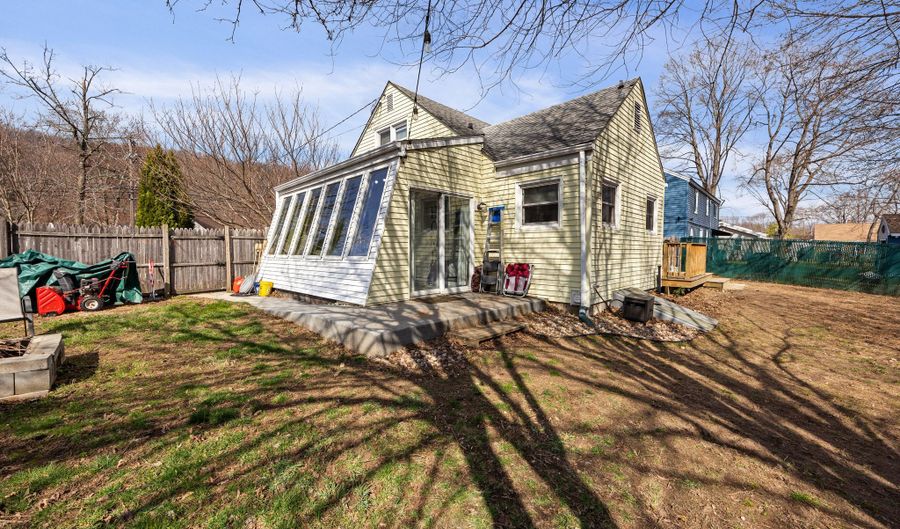 316 King St, Bristol, CT 06010 - 3 Beds, 1 Bath