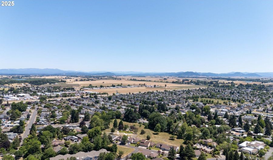 2935 CEDARWOOD Ct, Albany, OR 97322 - 3 Beds, 3 Bath
